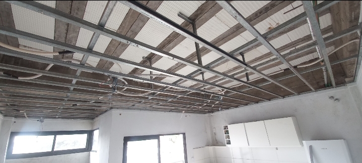 Montagem da estrutura metálica do forro de drywall (Antes)