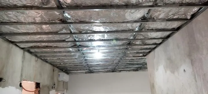 Paredes divisórias de drywall com montantes metálicos e preenchimento de lã mineral para isolamento acústico