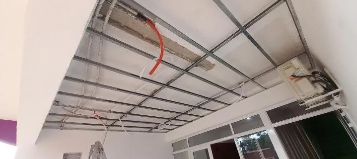 Forro estruturado de drywall com perfil F530, tabica perimetral metálica e fita LED